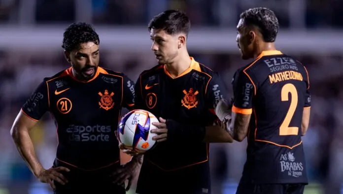 Bidu, Garro, que está com a bola, e Matheuzinho discutem quem baterá falta pelo Corinthians