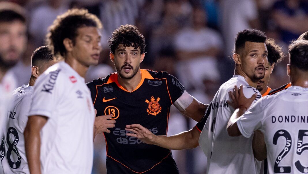 Gustavo Henrique em meio a jogadores do Santos