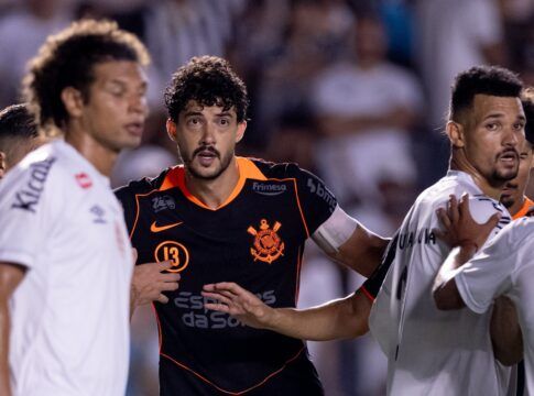 Gustavo Henrique em meio a jogadores do Santos