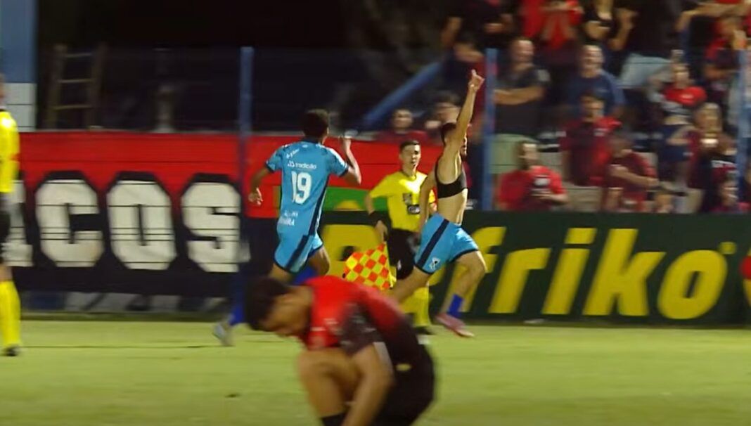 Marquinhos celebra o gol da virada do Azuriz