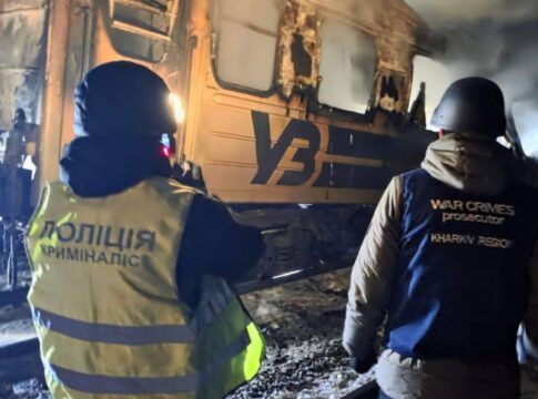 Ataques russos matam cinco em trem no nordeste da Ucrânia e três em Odesa, diz Kiev