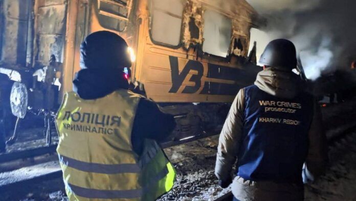 Ataques russos matam cinco em trem no nordeste da Ucrânia e três em Odesa, diz Kiev