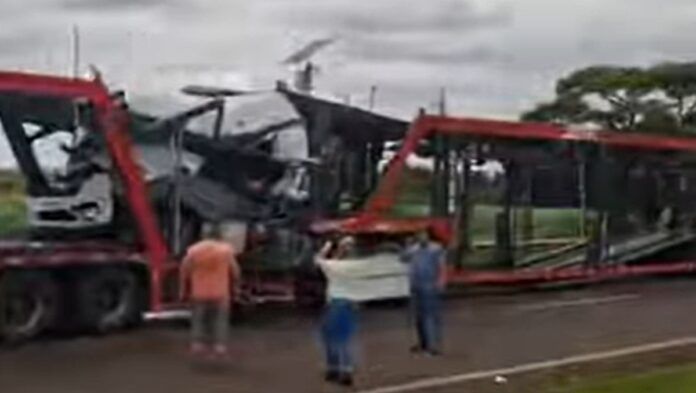 Imagem do acidente com quatro caminhões em Piracicaba