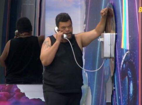 BBB 26: Babu Santana atende Big Fone e recebe pulseira prateada