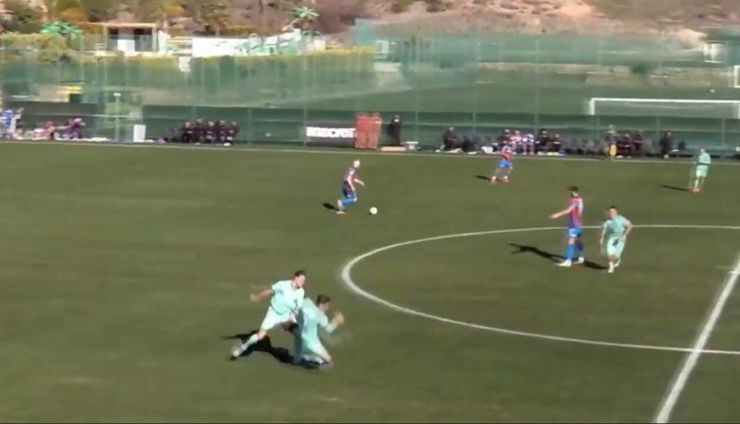 Kevin Behrens, do Lugano, agride o companheiro Georgios Koutsias durante amistoso