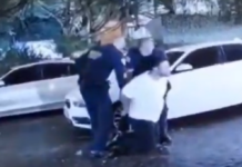 O médico Carlos Alberto Azevedo Silva Filho é contido por guardas municipais após atirar em dois colegas