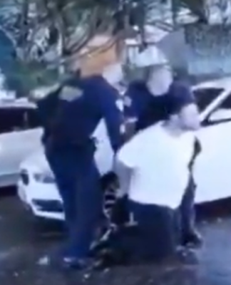 O médico Carlos Alberto Azevedo Silva Filho é contido por guardas municipais após atirar em dois colegas