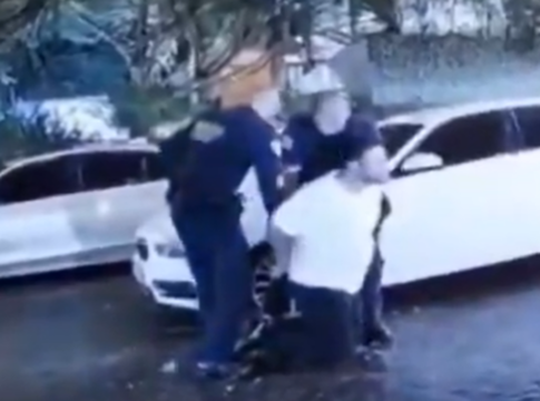 O médico Carlos Alberto Azevedo Silva Filho é contido por guardas municipais após atirar em dois colegas