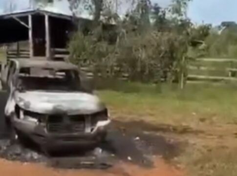 Carro queimado após confronto entre grupos dissidentes das Farc