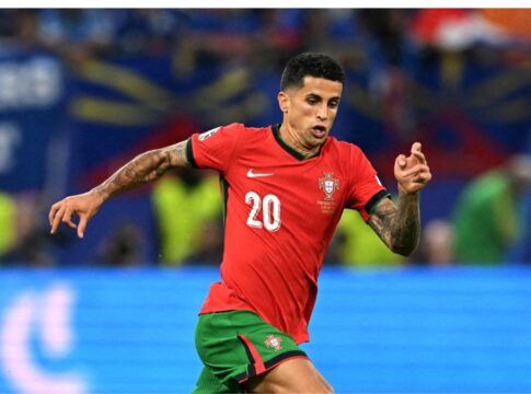 Barcelona anuncia retorno de João Cancelo por empréstimo até 2026