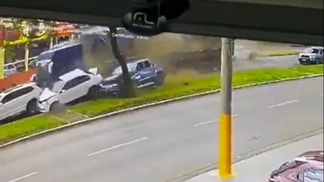 Carreta em alta velocidade atinge veículos parados em via de Chapecó