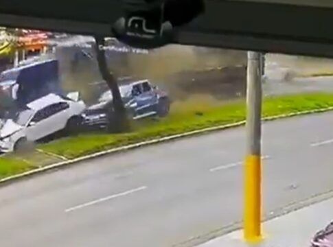 Carreta em alta velocidade atinge veículos parados em via de Chapecó