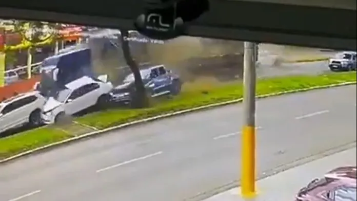 Carreta em alta velocidade atinge veículos parados em via de Chapecó