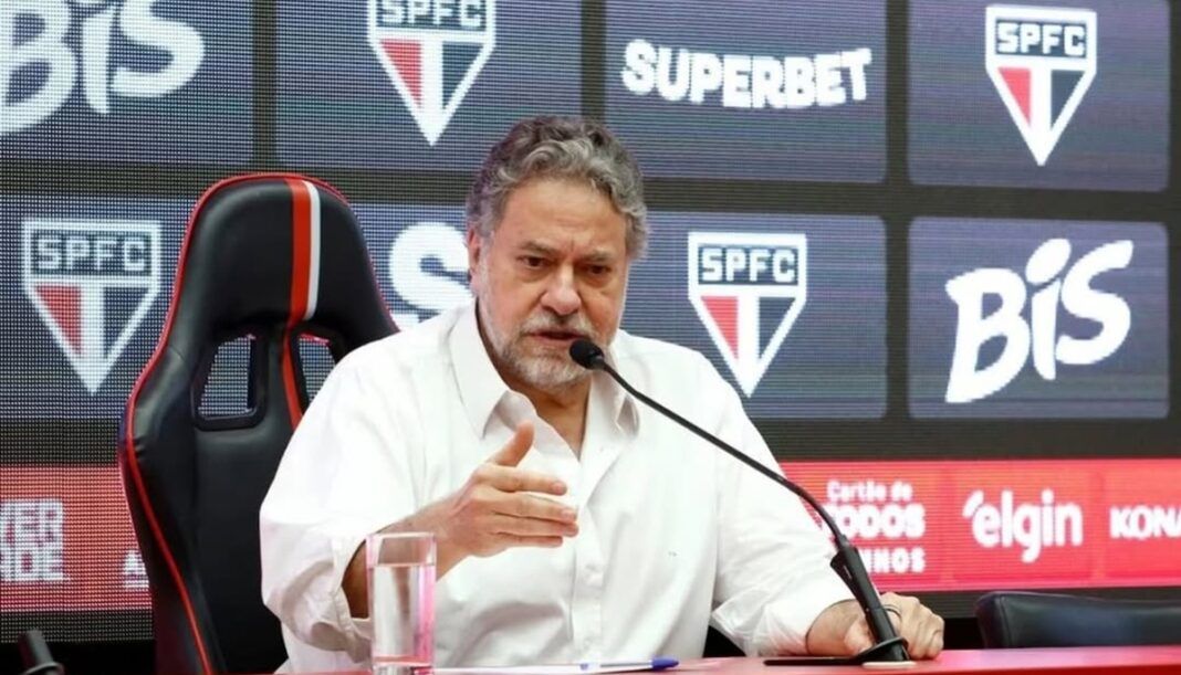 Júlio Casares, presidente do São Paulo, durante coletiva