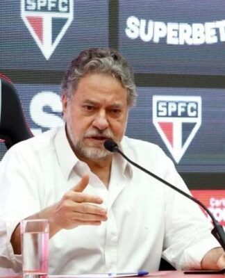 Júlio Casares, presidente do São Paulo, durante coletiva