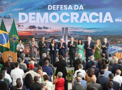 O presidente Luiz Inácio Lula da Silva participa da cerimônia relativa aos atos antidemocráticos de 8 de janeiro