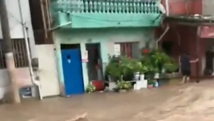 Enchente em rua de São Paulo