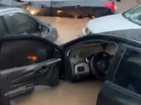 Carros submersos em via no bairro Vila das Belezas, zona sul de São Paulo