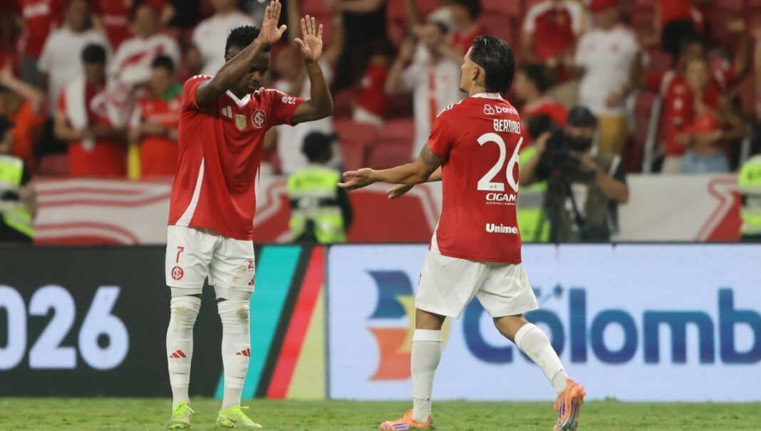 Jogadores do Inter celebram gol contra o Grêmio