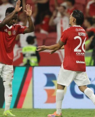 Jogadores do Inter celebram gol contra o Grêmio