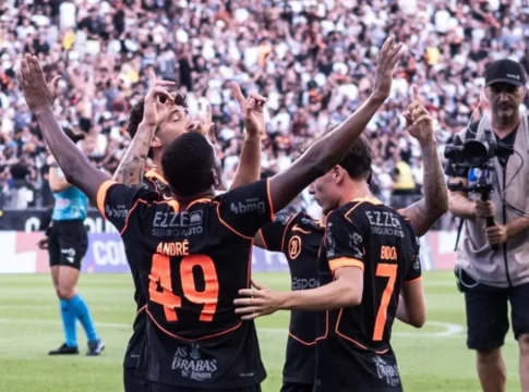 Jogadores do Corinthians comemoram gol marcado contra a Ponte Preta, pelo Paulistão 2026