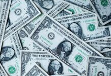 Diversas notas de dólar sobrepostas