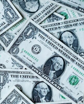 Diversas notas de dólar sobrepostas