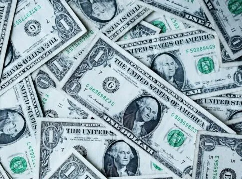 Diversas notas de dólar sobrepostas