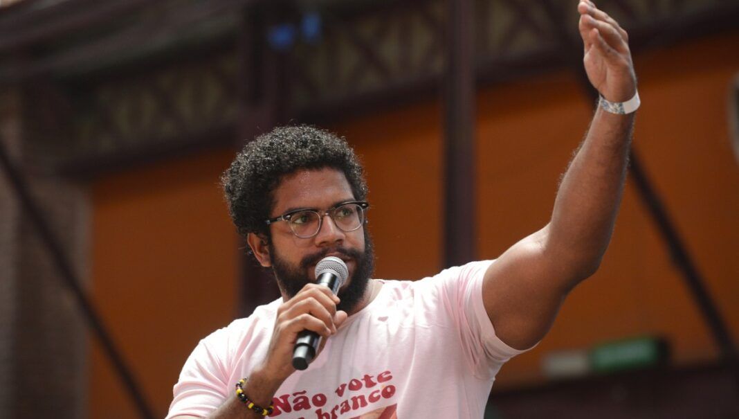 O historiador e youtuber Jones Manoel fala durante debate sobre comunicação na Bienal da Une, no Rio de Janeiro