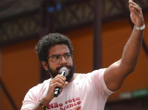O historiador e youtuber Jones Manoel fala durante debate sobre comunicação na Bienal da Une, no Rio de Janeiro