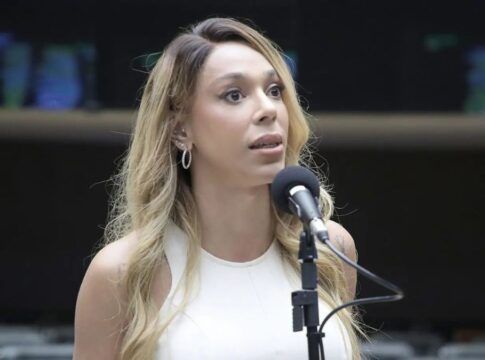 Erika Hilton denuncia IA do X por gerar imagens eróticas não autorizadas