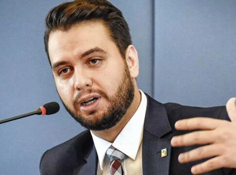 Moraes rejeita recurso e decide manter Filipe Martins preso preventivamente