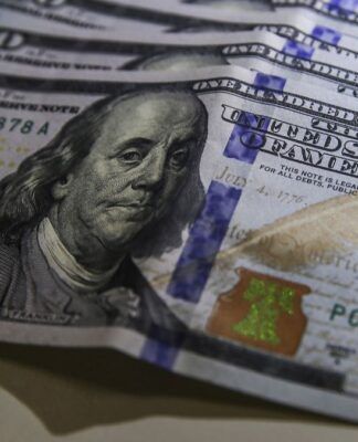 Por que o dólar entrou no radar do investidor brasileiro após a pandemia e a educação financeira