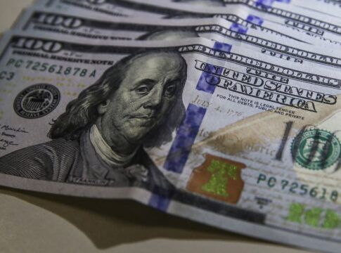 Por que o dólar entrou no radar do investidor brasileiro após a pandemia e a educação financeira