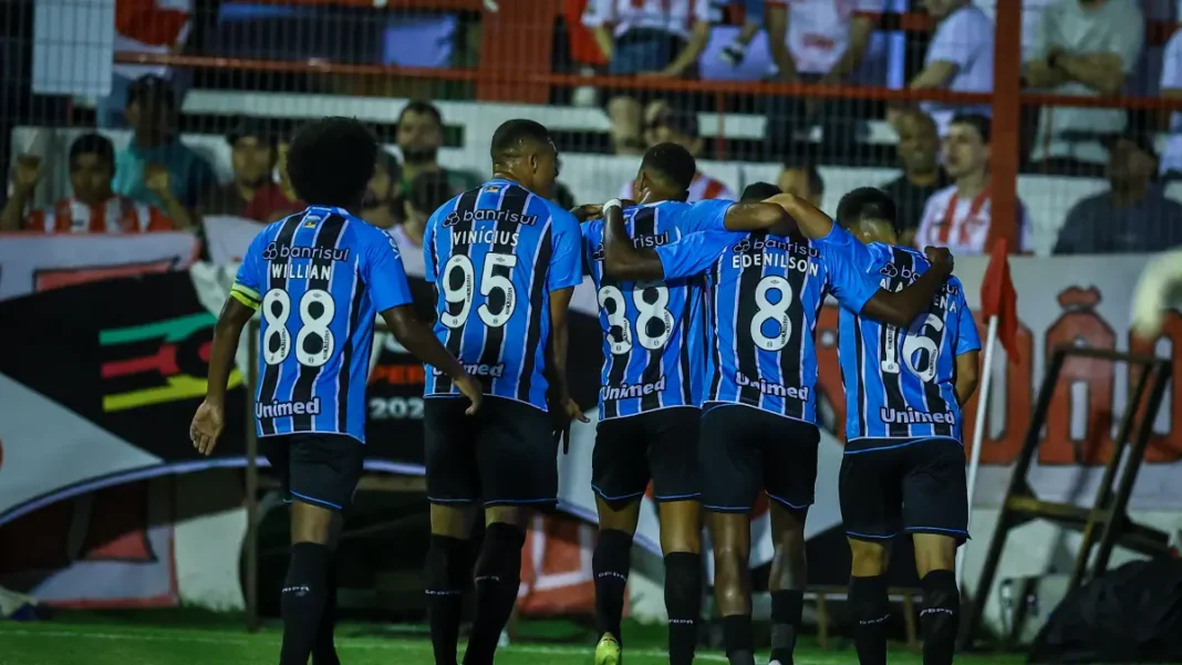 Time do Grêmio comemora gol marcado contra o Guarany de Bagé, pelo Gauchão 2026