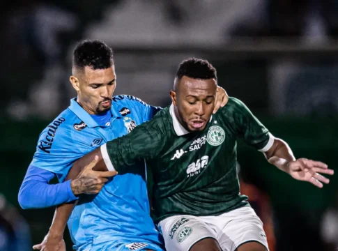 Jogadores de Santos e Guarani se enfrentam em partida válida pelo Paulistão 2026, em 18/012026