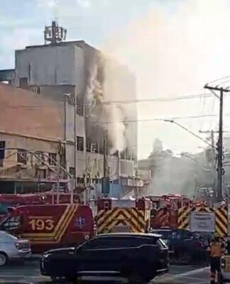 Incêndio atinge prédio na Zona Leste da capital paulista e deixa dois mortos