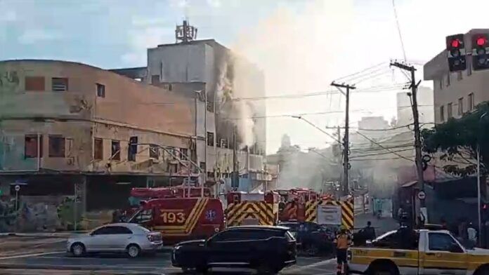 Incêndio atinge prédio na Zona Leste da capital paulista