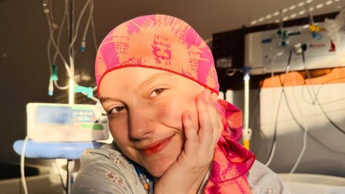 Morre influenciadora Isabel Veloso, aos 19 anos, que tratava câncer terminal