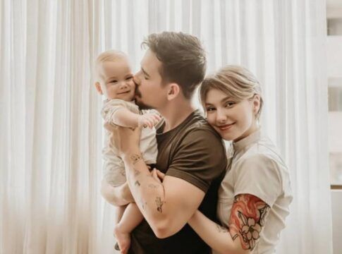A influencer Isabel Veloso ao lado do marido, Lucas Borbas, e o filho do casal