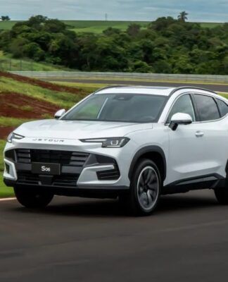 Carro branco em circuito