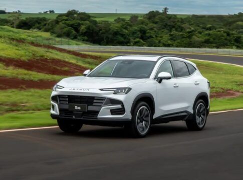 Carro branco em circuito