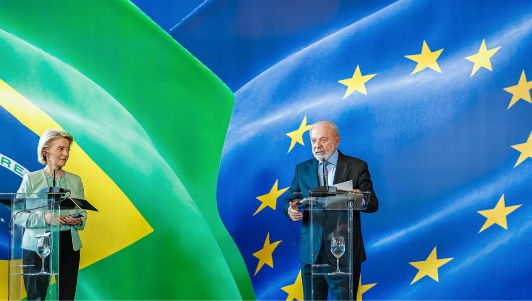 Ao lado de Ursula von der Leyen, presidente da Comissão Europeia, Lula discursa sobre o acordo Mercosul-UE