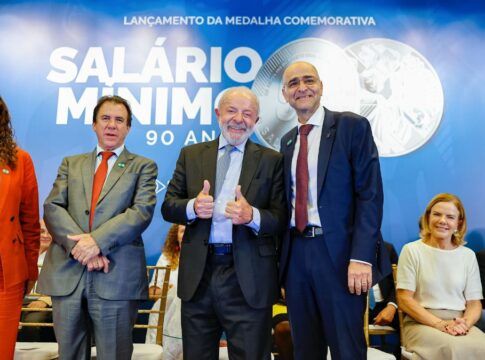 Lula diz que valor do salário mínimo é muito baixo e é preciso trabalhar para aumentá-lo