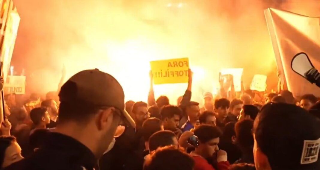 Manifestação do MBL em frente ao Banco Master
