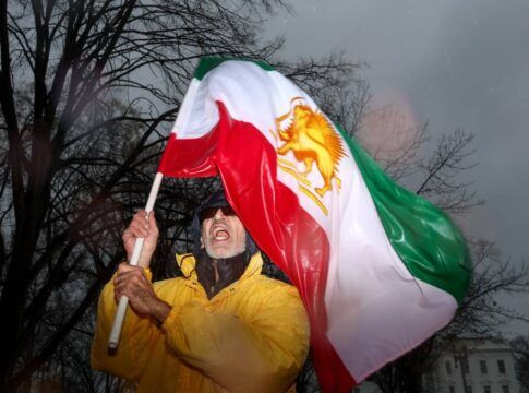 Manifestante com a bandeira do Irã