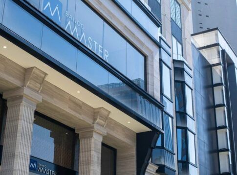 Fachada de uma agência do Banco Master