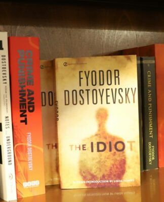 Livros de diversos autores em prateleira