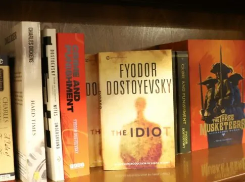 Livros de diversos autores em prateleira