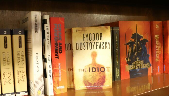 Livros de diversos autores em prateleira